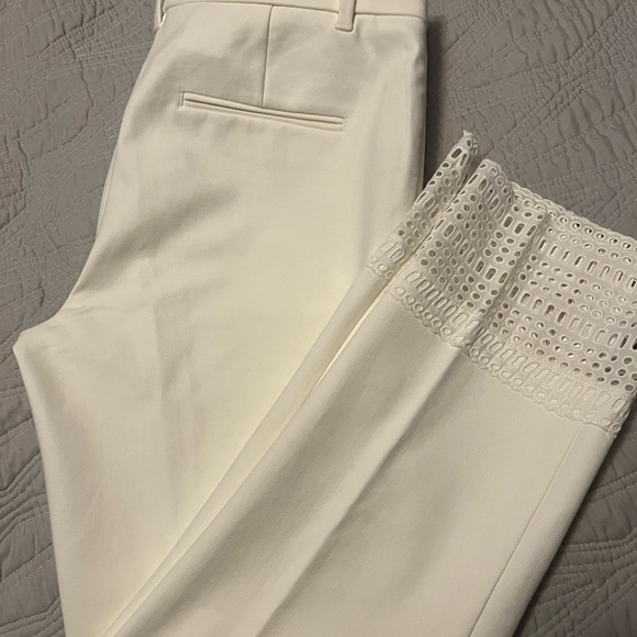 ANN TAYLOR WHITE PANTS WITH DETAIL SIZE 6. - Picture 5 of 14